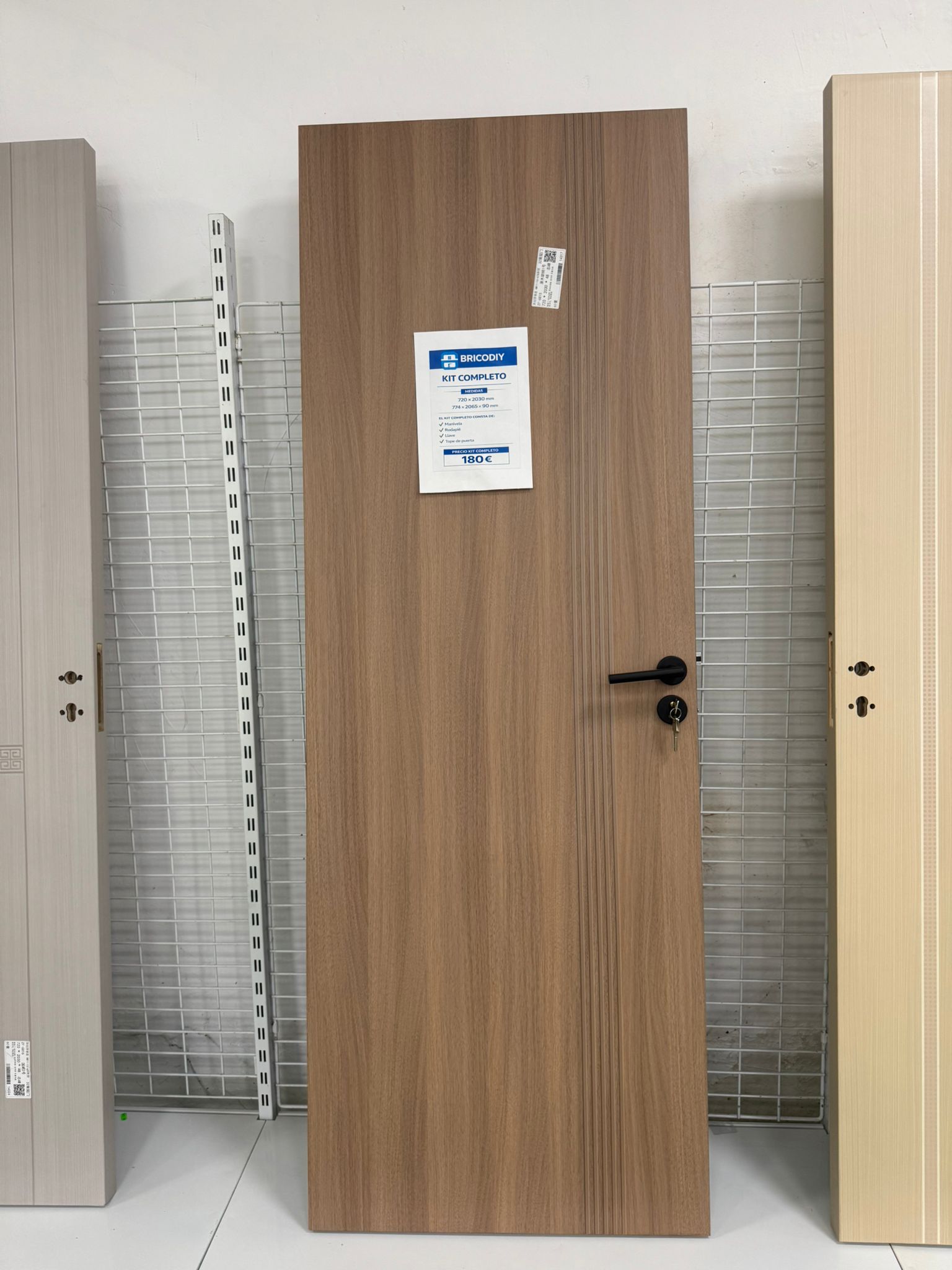 puerta de madera clara moderna con diseño minimalista y manivela negra instalada