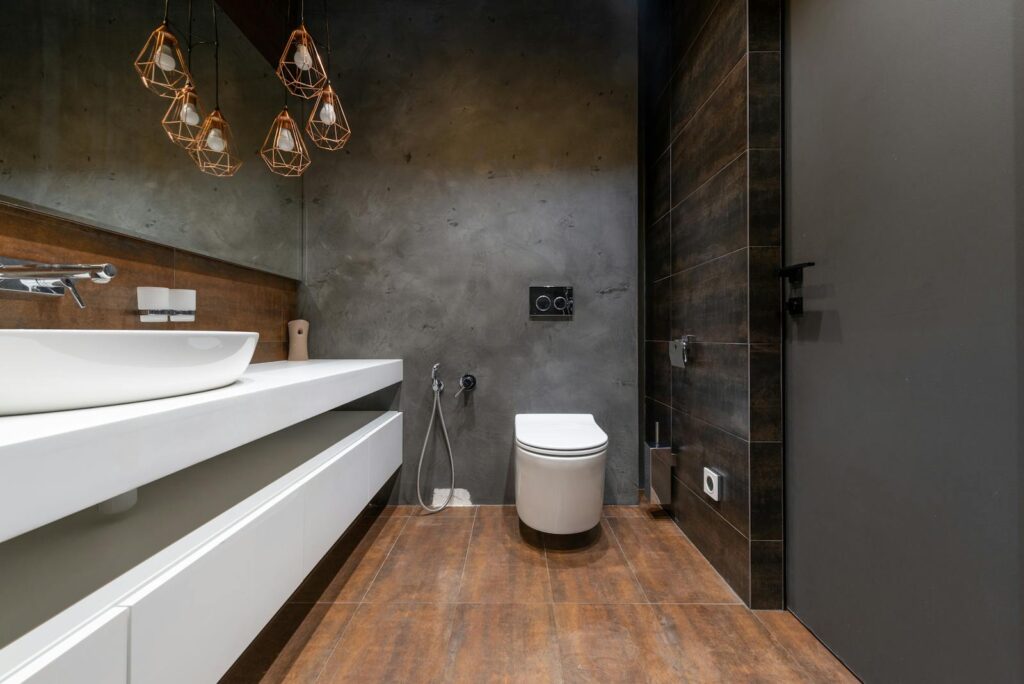 Baño pequeño con decoración optimizada