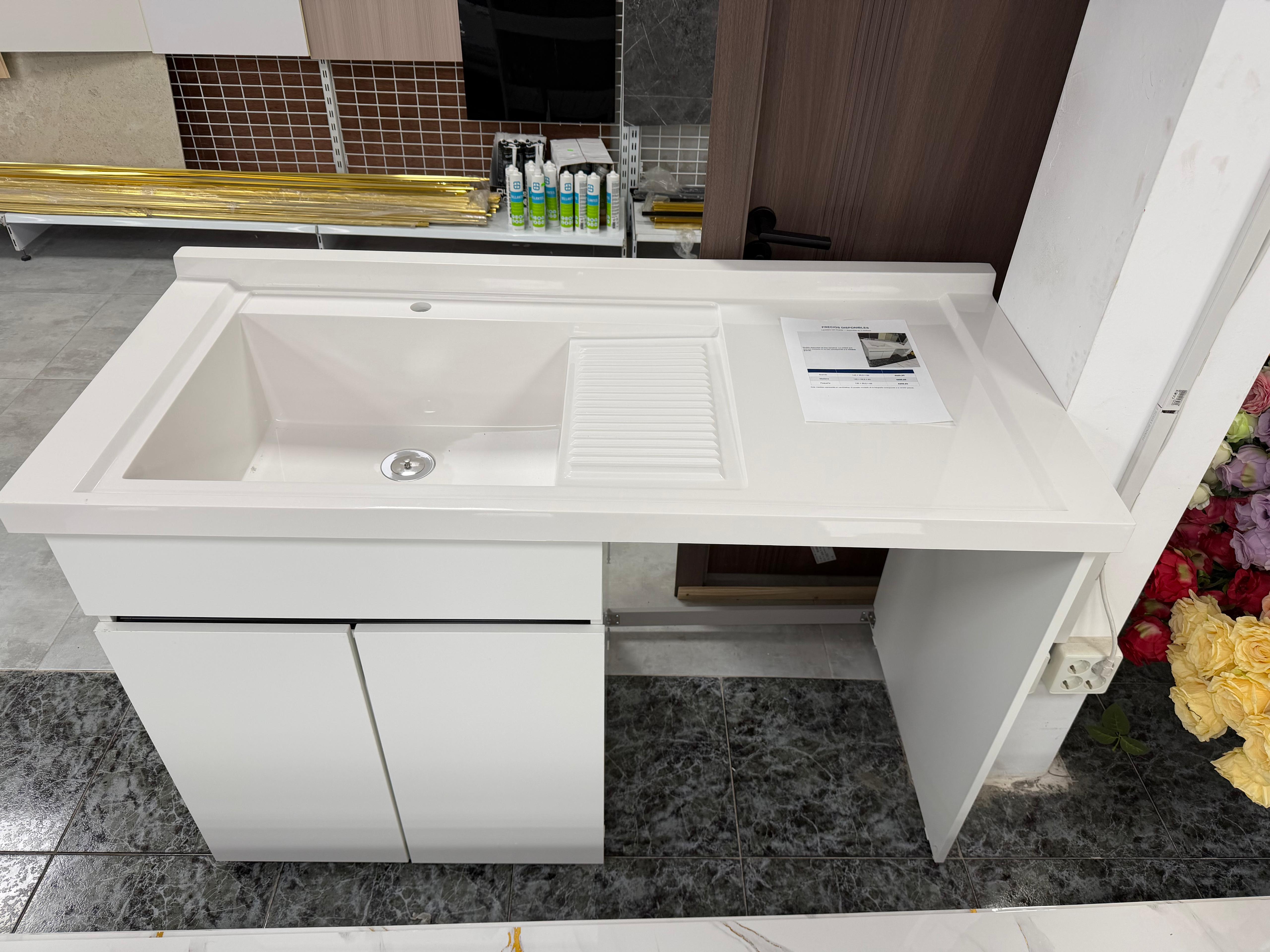 Lavadero exterior con mueble blanco