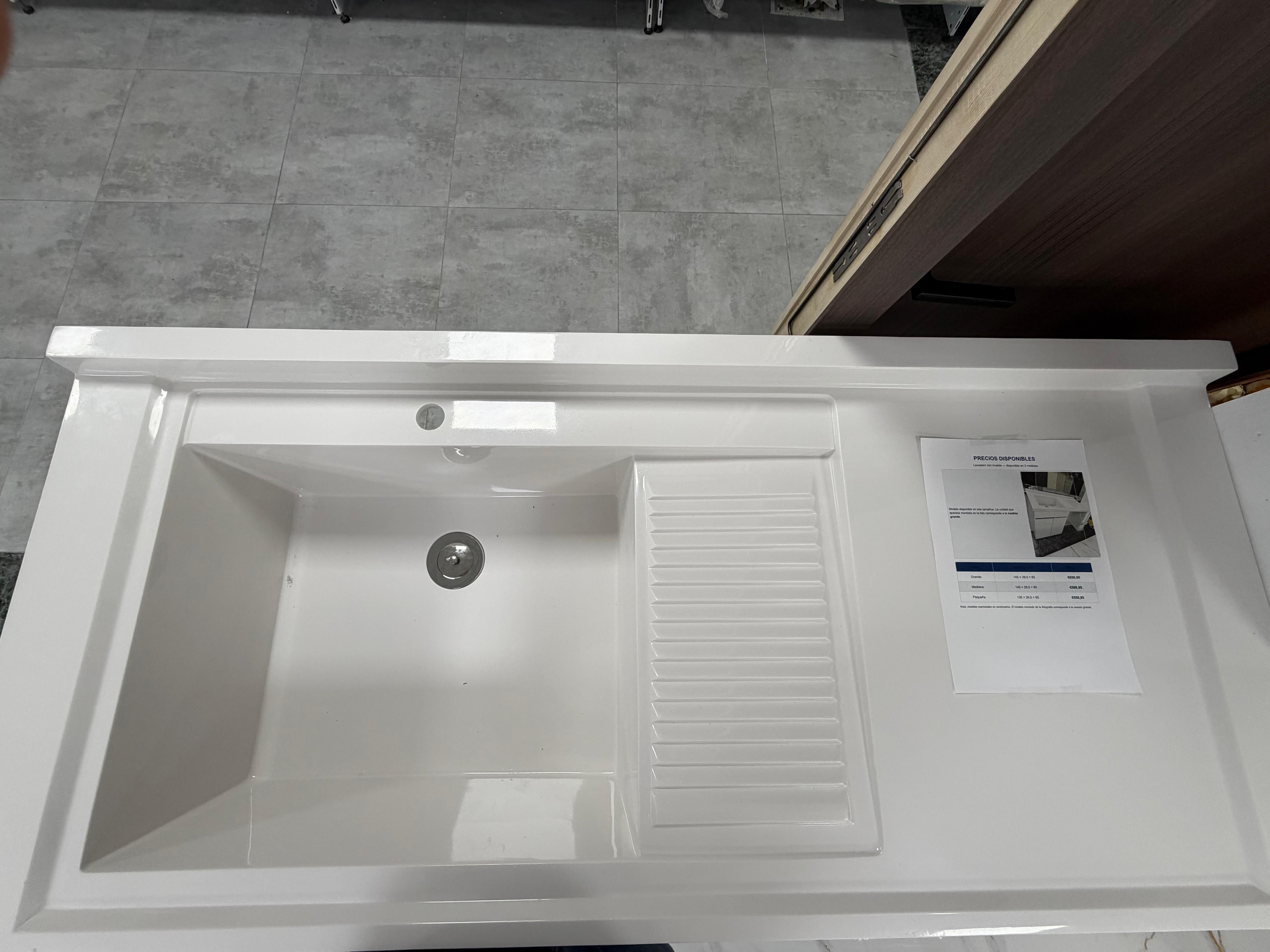 Lavadero exterior con mueble blanco — Lavaderos con mueble | Bricody