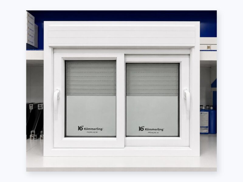 Ventana corredera PVC 2 hojas con persiana